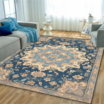 Un magnifique tapis persan aux motifs floraux ornés de teintes de bleu et de beige, créant une ambiance élégante et chaleureuse dans cette pièce.