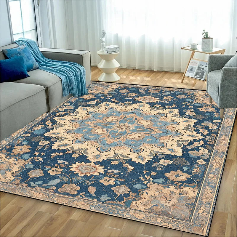 Un magnifique tapis persan aux motifs floraux ornés de teintes de bleu et de beige, créant une ambiance élégante et chaleureuse dans cette pièce.