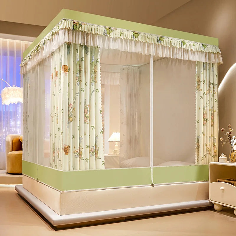 Cadre de lit à baldaquin avec rideaux floraux sur un fond clair, créant une ambiance sereine et apaisante dans cette chambre.