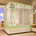 Cadre de lit à baldaquin avec rideaux floraux sur un fond clair, créant une ambiance sereine et apaisante dans cette chambre.