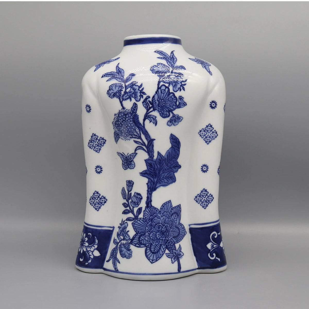 Un vase de porcelaine à motifs floraux bleus et blancs, avec une forme élégante et un style traditionnel.