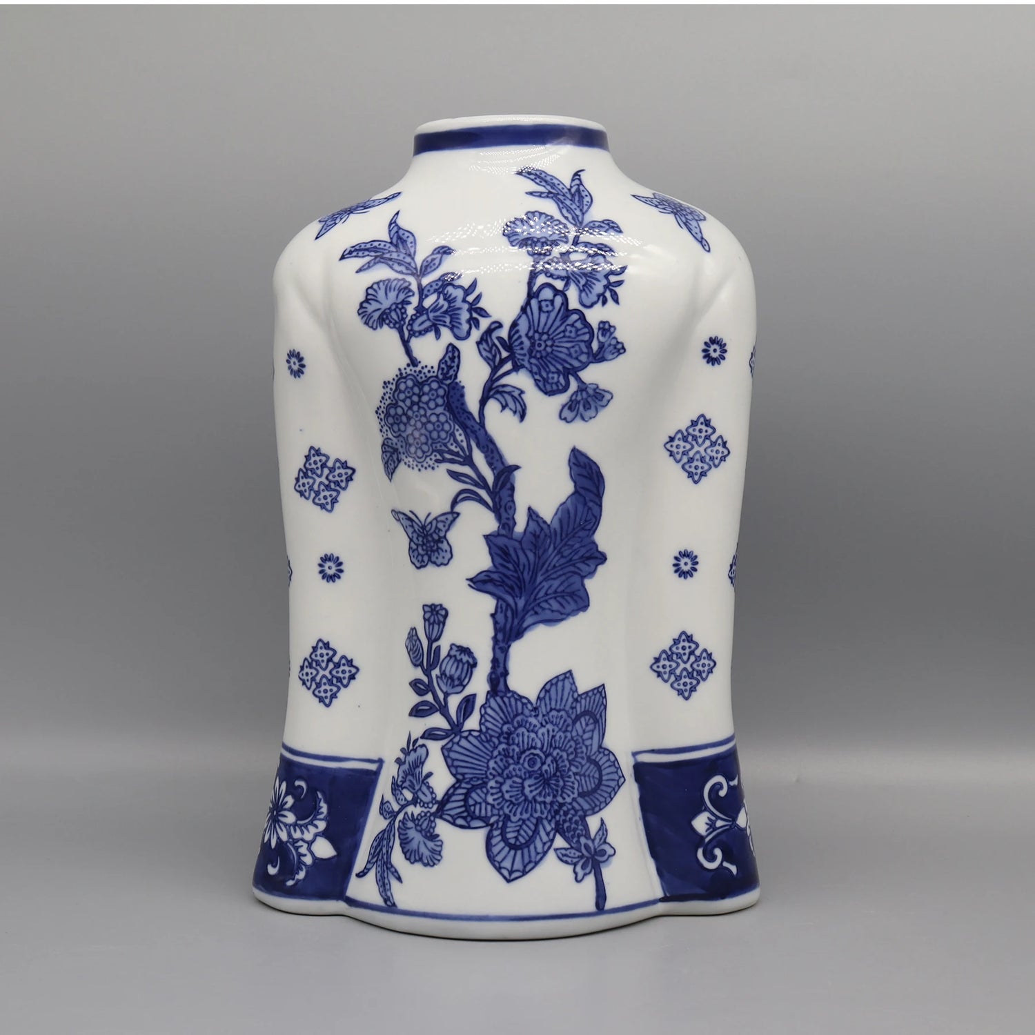 Un vase de porcelaine à motifs floraux bleus et blancs, avec une forme élégante et un style traditionnel.