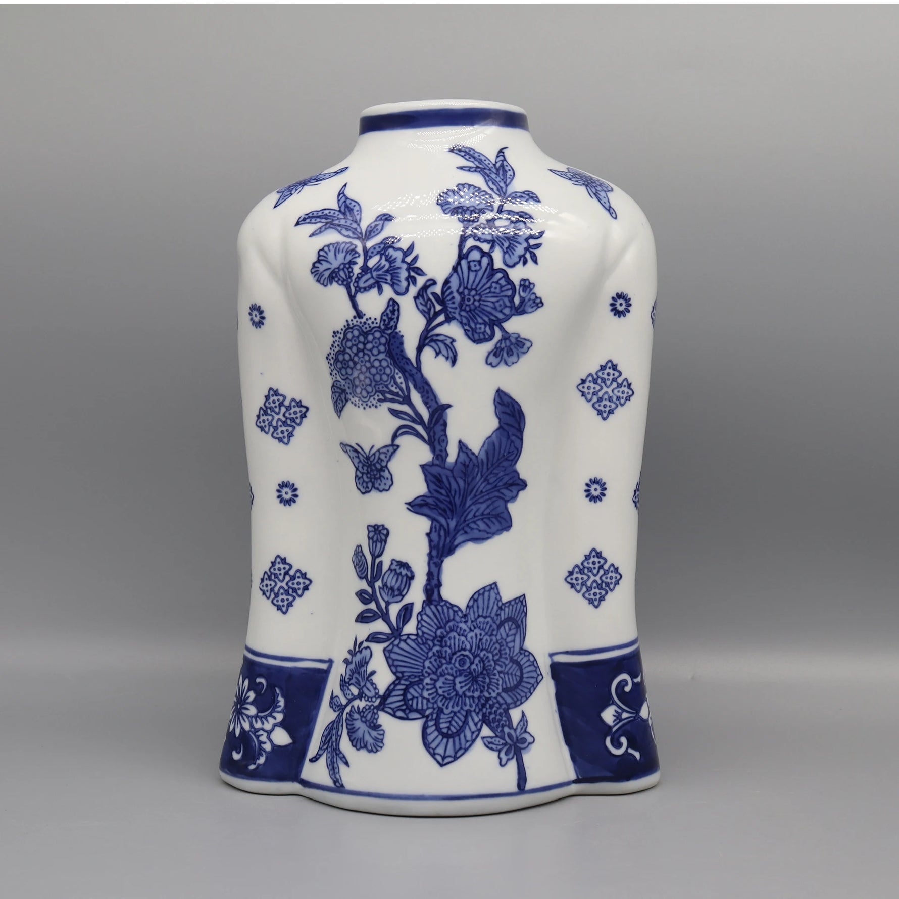 Un vase de porcelaine à motifs floraux bleus et blancs, avec une forme élégante et un style traditionnel.