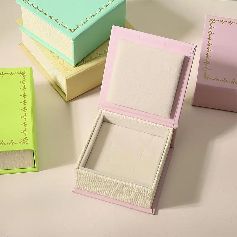 boîtes bijoux classiques bordure dorée motifs floraux opaques vert clair rose pâle jaune clair