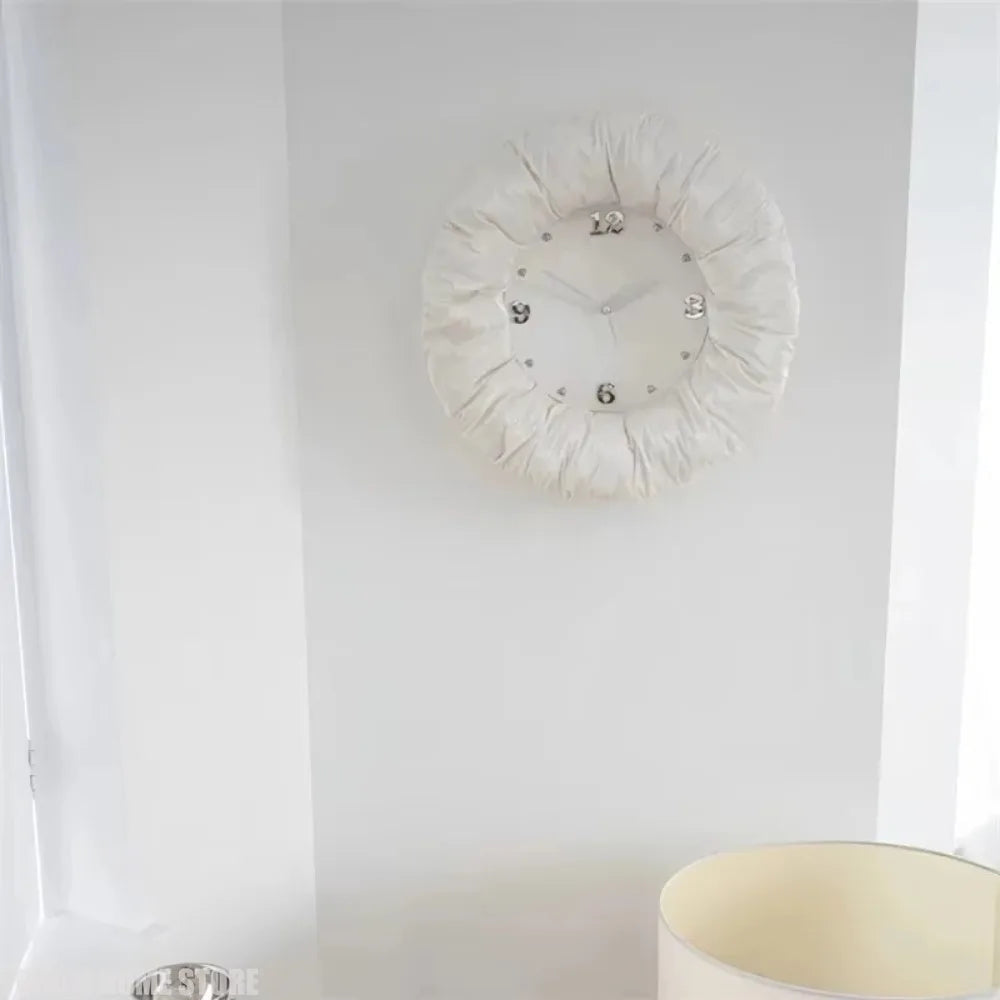 horloge murale texturée moderne noir blanc argenté chambre coucher décoration intérieure chic frontalisée