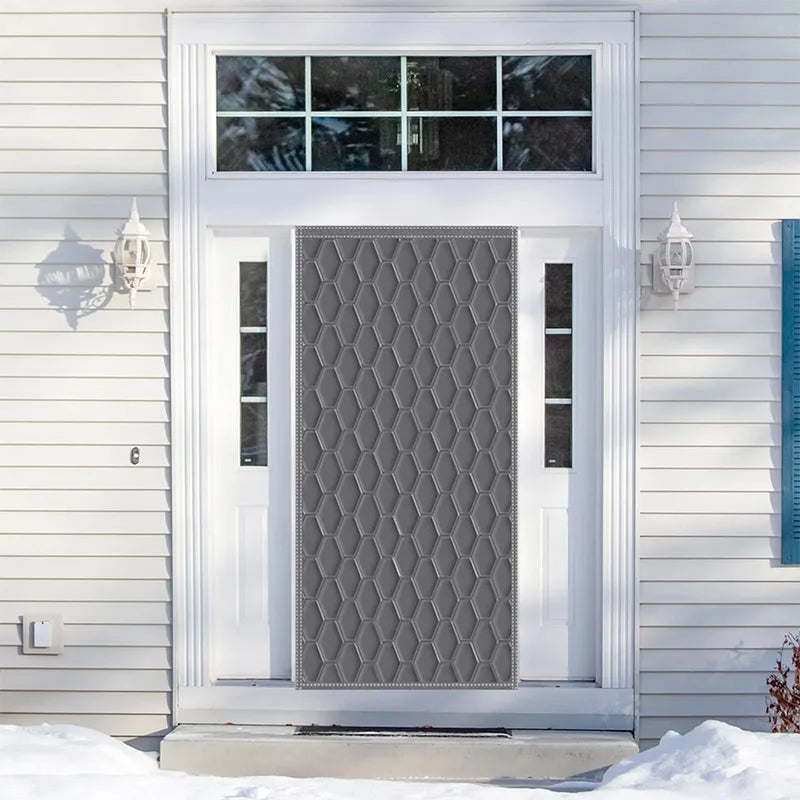 Rideau thermique gris pour porte extérieure, installé sur une porte d'entrée blanche entourée de fenêtres.