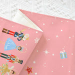 Une image de fond festif rose clair avec des motifs de Noël colorés, des flocons de neige et des cadeaux.