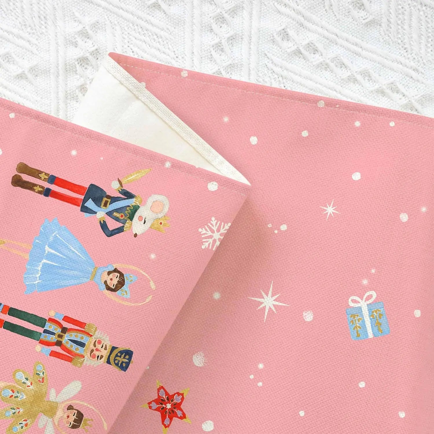 Une image de fond festif rose clair avec des motifs de Noël colorés, des flocons de neige et des cadeaux.