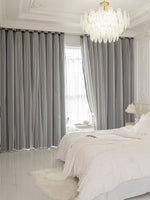 Rideau occultant double couche gris installé dans un salon moderne