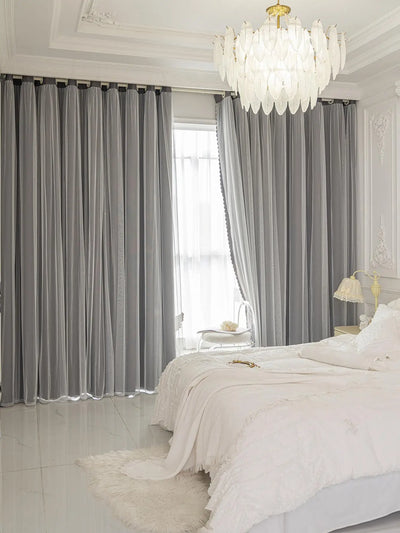 Rideau occultant double couche gris installé dans un salon moderne
