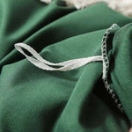 Drap plat vert complétant l'ensemble de literie