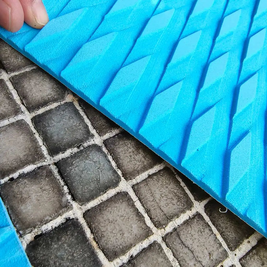tapis antidérapant bleu blanc texturé rayures diagonales moderne adhésif facile sécurité surface glissante