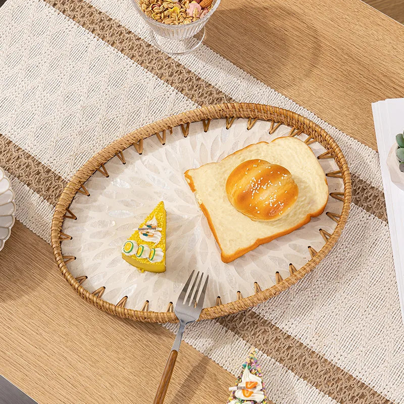 assiettes rotin motif floral moderne rustique fruits gâteau pain fourchette verre blanc intérieur