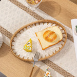 assiettes rotin motif floral moderne rustique fruits gâteau pain fourchette verre blanc intérieur