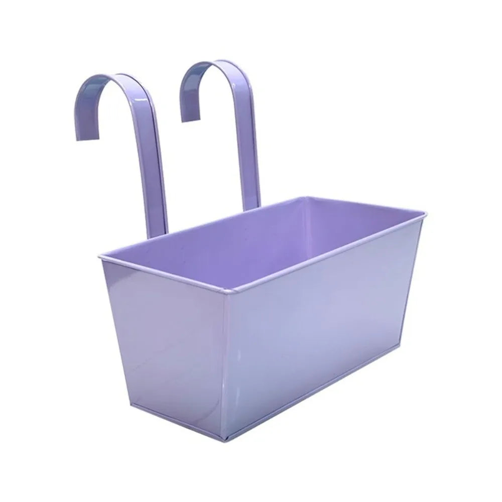 bac fleurs suspendu vert clair noir vert fluo violet anneaux métalliques plante verte différente