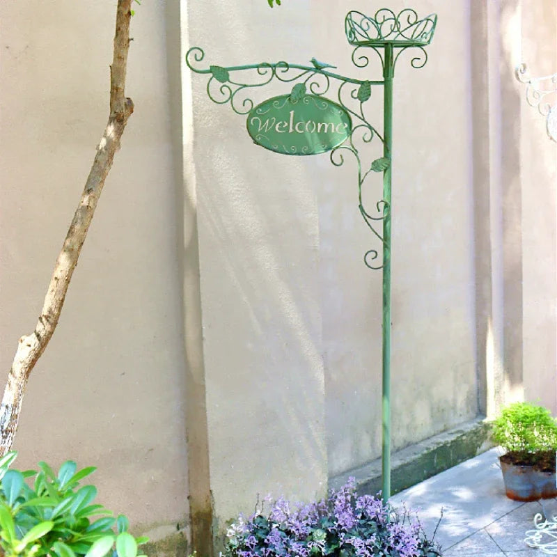 support fleurs panneau bienvenue artisanal grille fixation plantes vert blanc métalextérieur decoration welcome sign