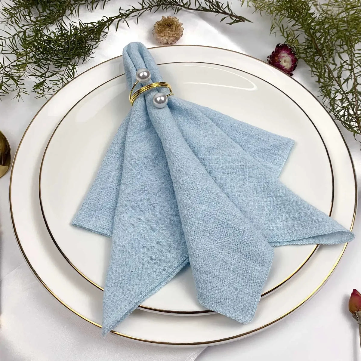 serviette lin bleu clair classique anneau métallique ruban coton fleur herbe séchée table mariage