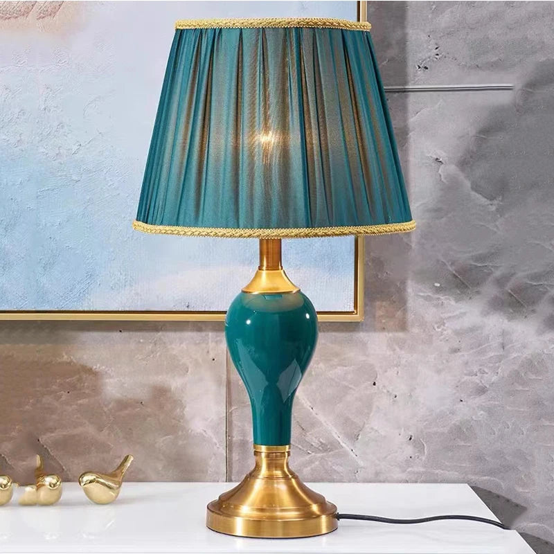 Vue de côté de la lampe montrant l'abat-jour en tissu