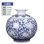 Vase en porcelaine bleu et blanc orné d'un motif floral délicat.