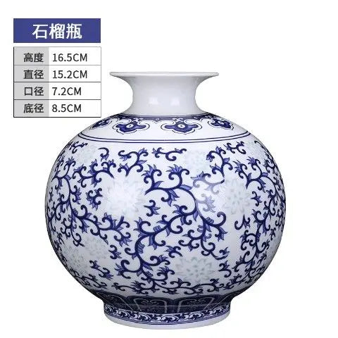Vase en porcelaine bleu et blanc orné d'un motif floral délicat.