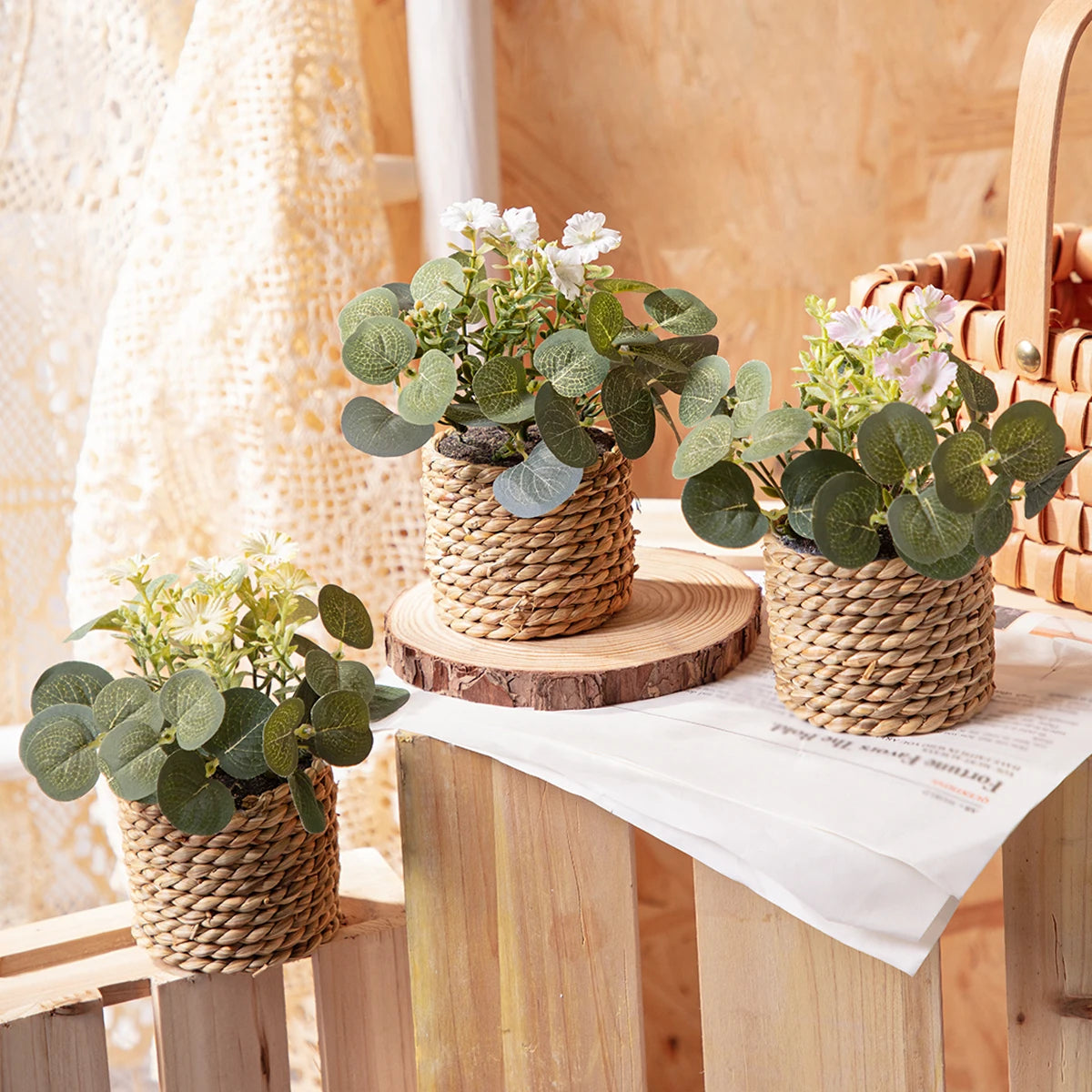 plantes artificielles vertes pot tressé feuilles texturées décoration intérieure rustique blanc marron chambre