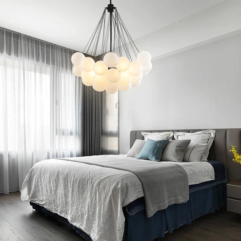 suspension lumineuse moderne boules sphériques blanc chaînes métalliques salon chambre principale étude