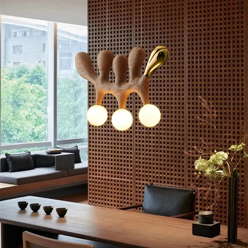 Suspension lumineuse contemporaine bois marron clair doré noir trois ampoules blanches salon restaurant chambre