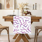 nappe runner moderne violet abstraits vagues assiettes blancs fourchettes couteaux bougie fleurs fruits