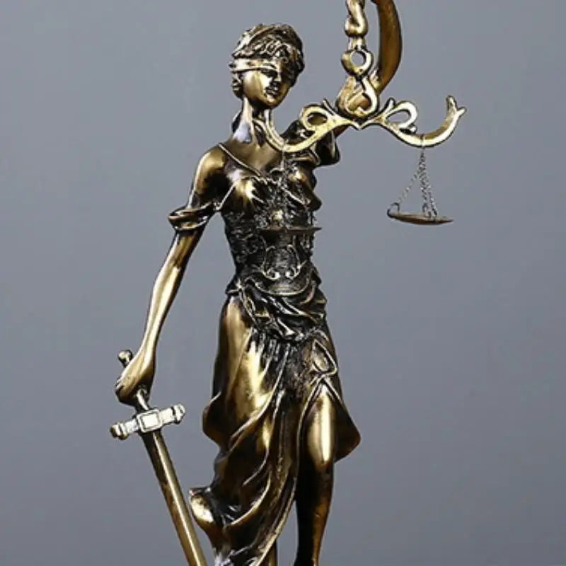 statue justice métal bronze détails sculpturaux balance épée décoration intérieure classique européenne