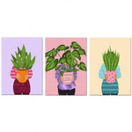 Des personnes tenant fièrement des plantes d'intérieur colorées dans des pots décorés, créant une scène chaleureuse et végétale.