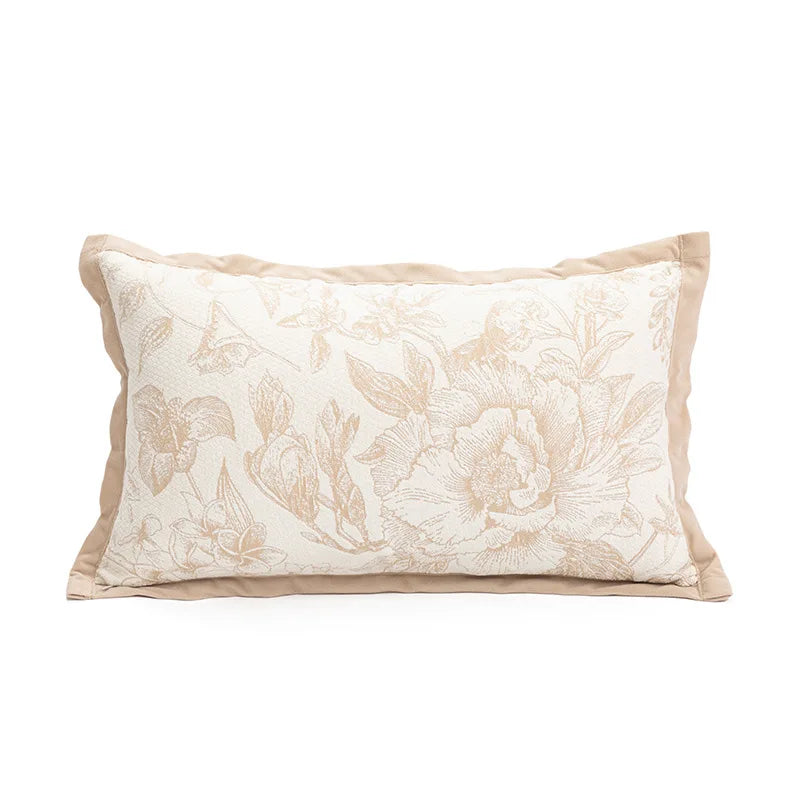 Taie d'oreiller beige ornée de motifs floraux élégants.