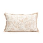 Taie d'oreiller beige ornée de motifs floraux élégants.