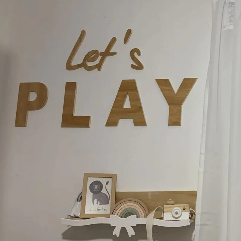 lettres bois let's play décoration murale étagères jouets moquette gris clair chambre enfant arc