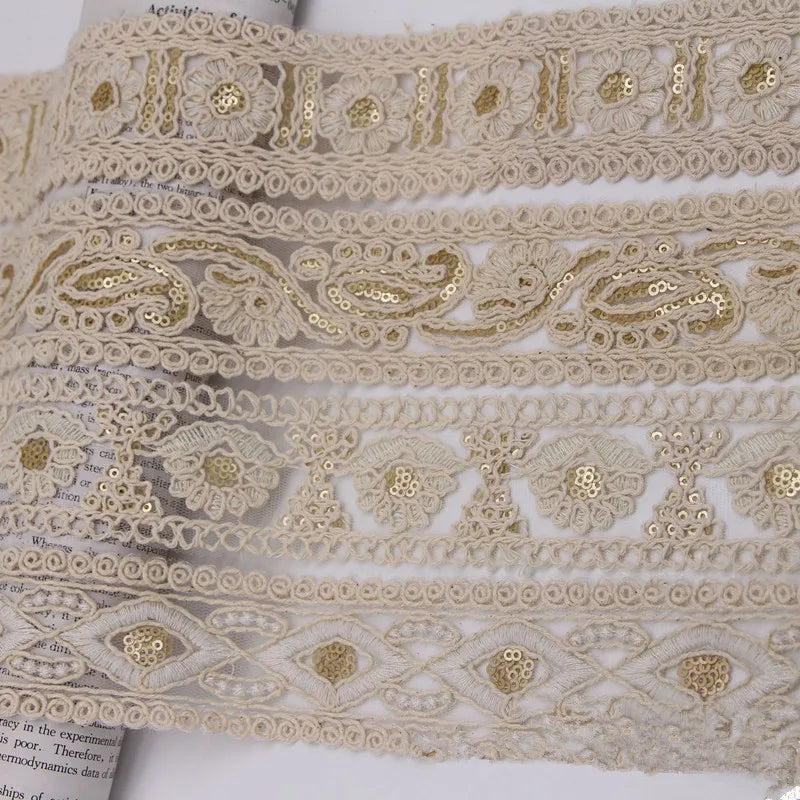 ruban dentelle ornements floraux sequins dorés beige clair classique élégant 4.5cm polyester
