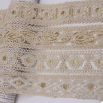 ruban dentelle ornements floraux sequins dorés beige clair classique élégant 4.5cm polyester