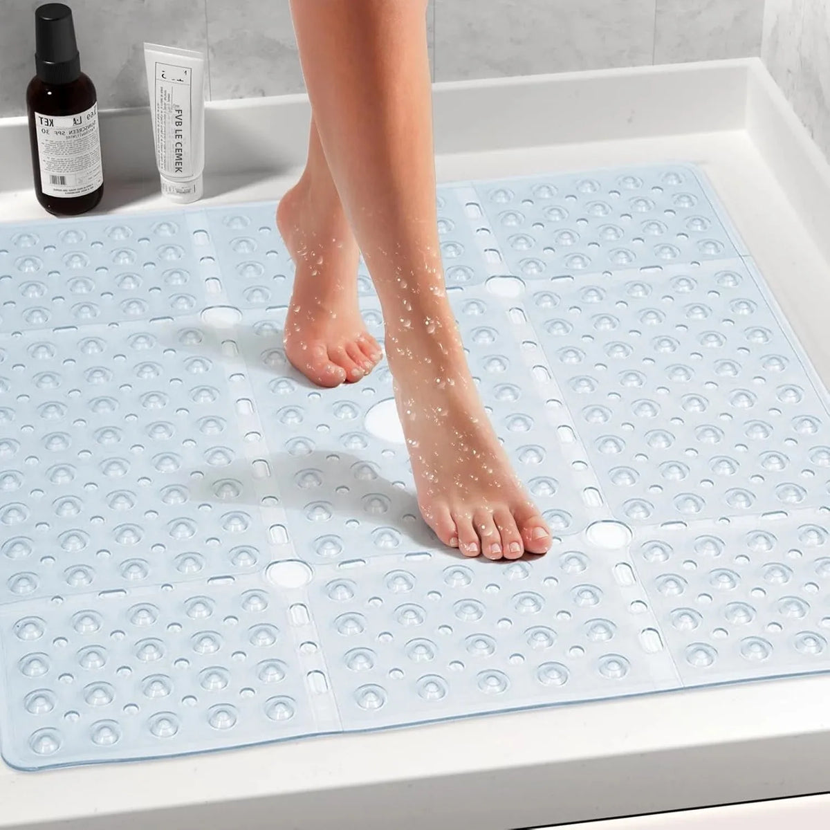 tapis douche moderne bleu clair perforations drainage ventouses antidérapantes salle bain respectueux environnement machine