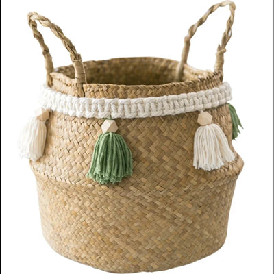 Panier de rangement en jonc de mer blanc pliable sur une table en bois