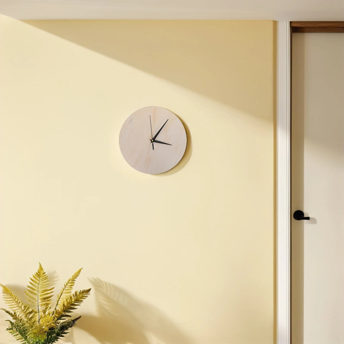 horloge murale bois naturelle moderne cadran blanc aiguilles noires diamètre 25cm peinture diy