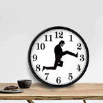 horloge murale moderne cadre noir fond blanc motif homme costume
