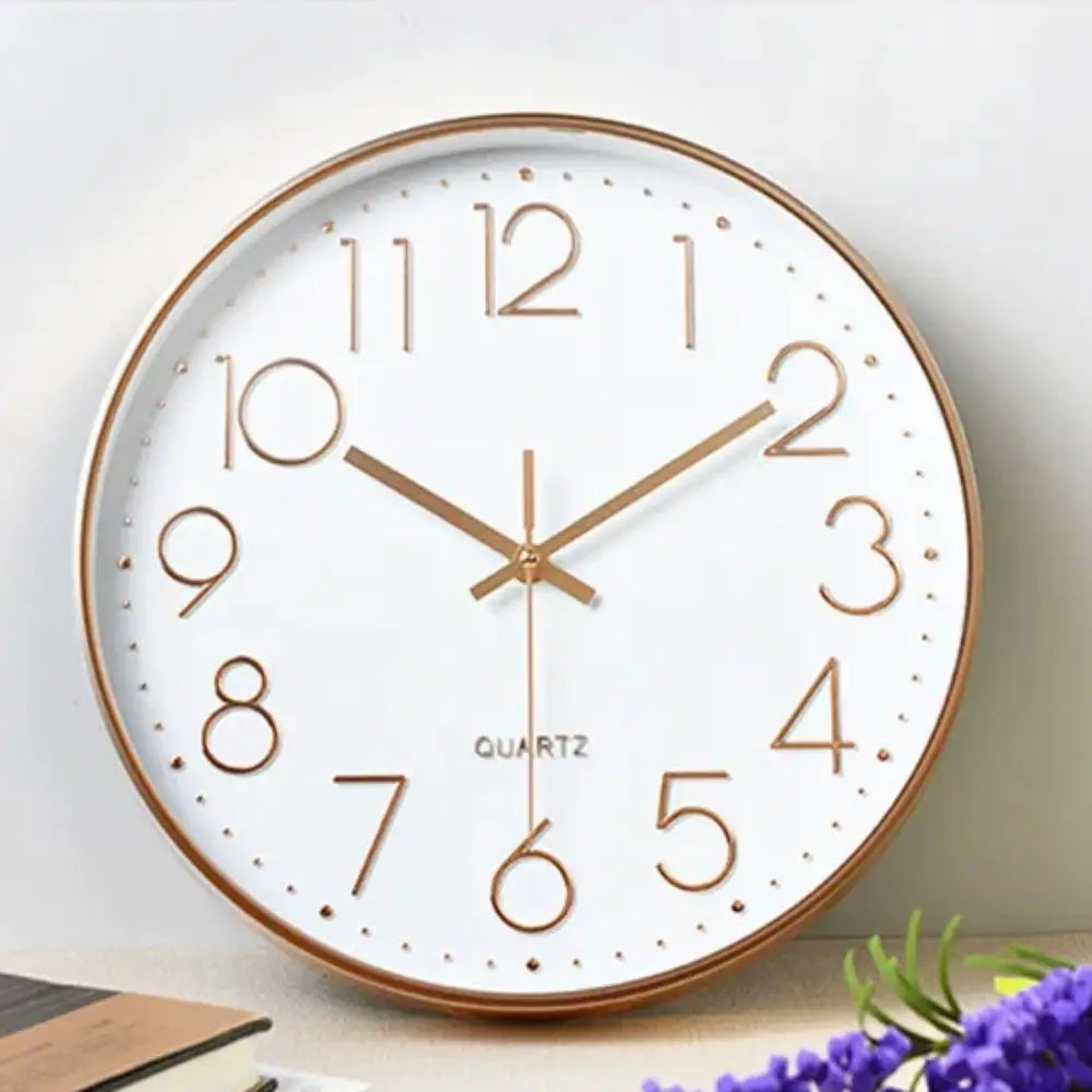 horloge murale cadre doré aiguilles noires numéros blancs moderne chambre coucher