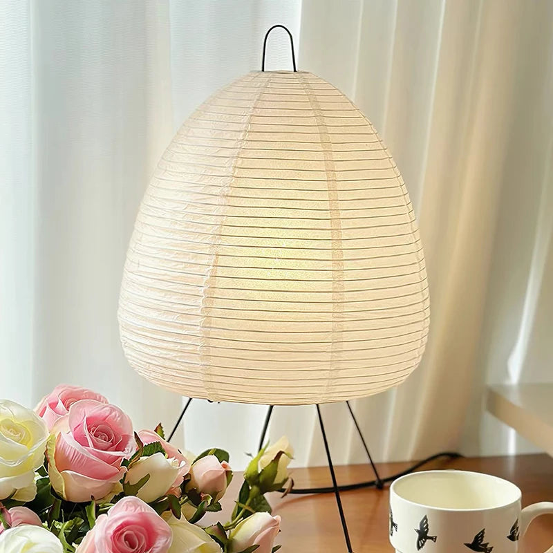 lampe table moderne blanc rayures horizontales fines opacité tringles noires câble noir led étude