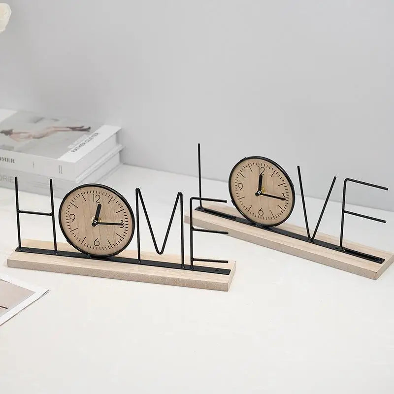 horloge murale LOVE minimaliste bois clair noir décoration moderne chambre salon