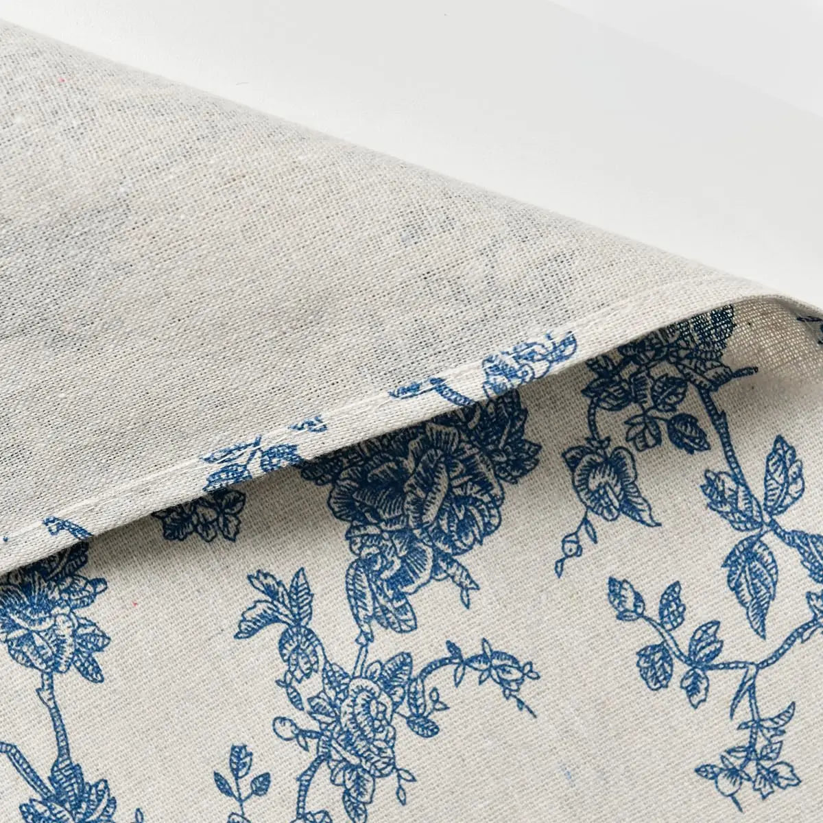nappe ronde fleur bleue fond beige table classique mariage fêteextérieur