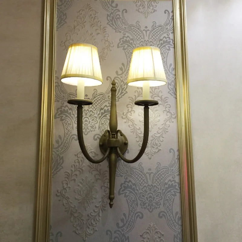 applique murale deux bras bronze doré abat jour plissé classique éclairage chambre entrée lumière