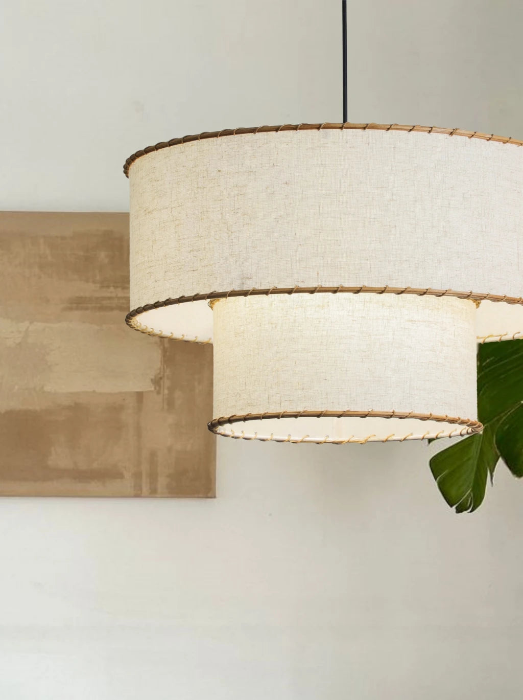 lampe suspendue tissu fin beige clair bordure rotin simple salon chambre hall