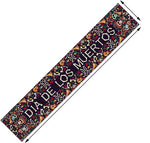 Un motif bariolé avec des symboles et des objets fantastiques sur un fond sombre.