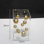 décoration moderne cube transparent boules colorées rouge bleu argent doré minimalistes