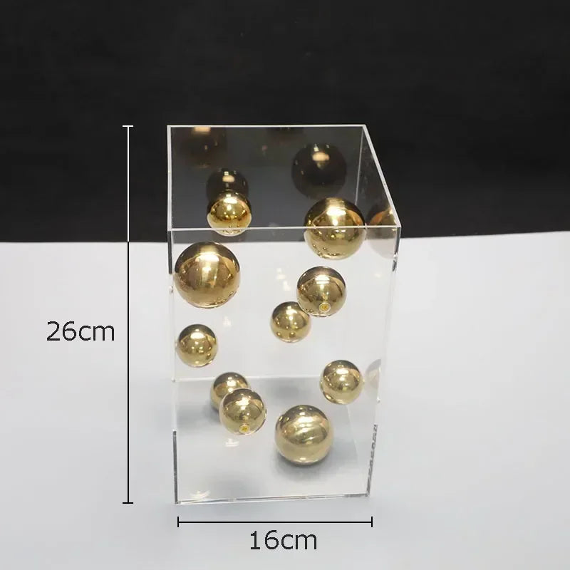 décoration moderne cube transparent boules colorées rouge bleu argent doré minimalistes