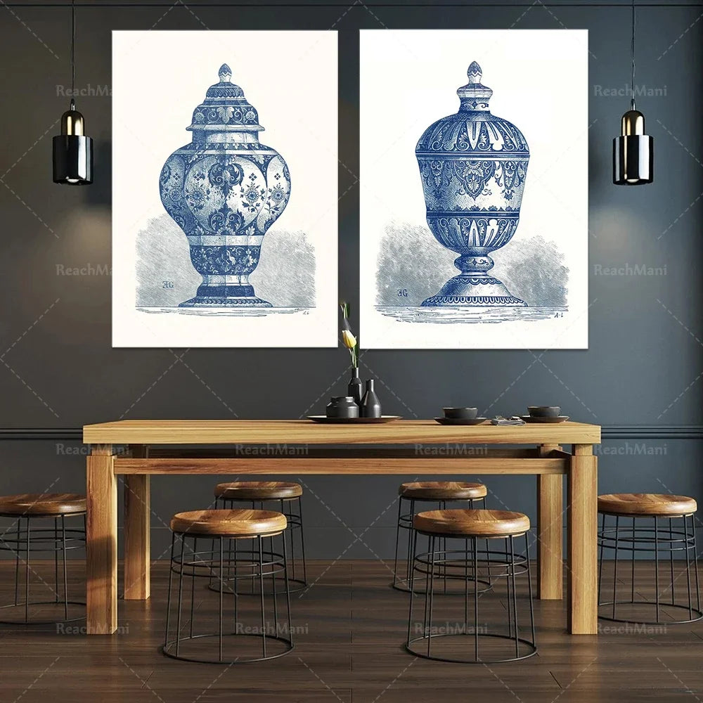 Deux images artistiques en bleu et blanc représentant des vases décoratifs d'un style vintage, créant une ambiance élégante et raffinée dans cette salle à manger moderne.