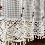 rideau court gris blanc carreaux dentelle bordure opacité vintage rustique pompons chambre